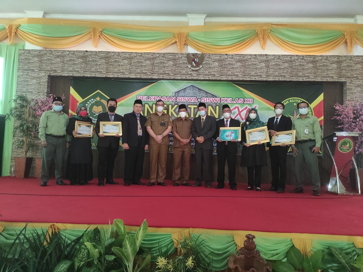 Pemberian Penghargaan Kepada Guru dan Tenaga Kependidikan Teladan Tahun Pelajaran 2020-2021